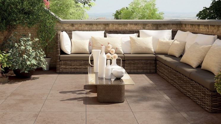 Bellisima terrazza con pavimentazione in ceramica