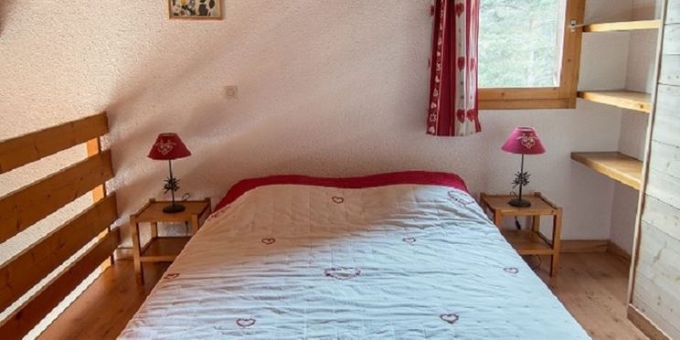 Camera da letto matrimoniale su soppalco in legno