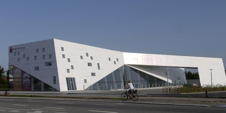 Edificio con rivestimento esterno in corian