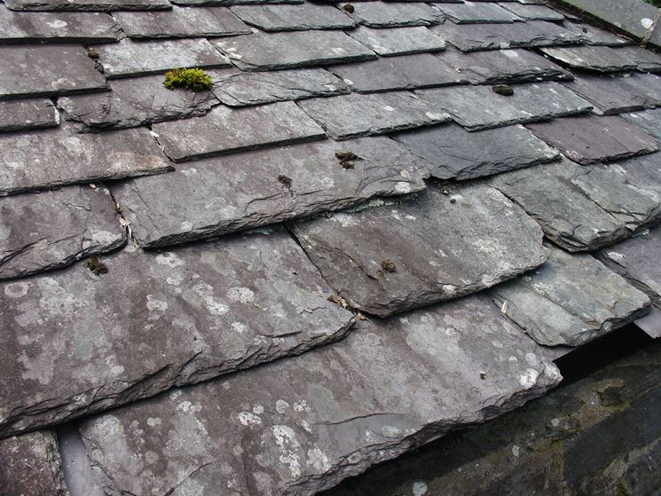 Vecchio tetto in tegole di ardesia