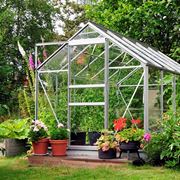 Una serra orto da giardino